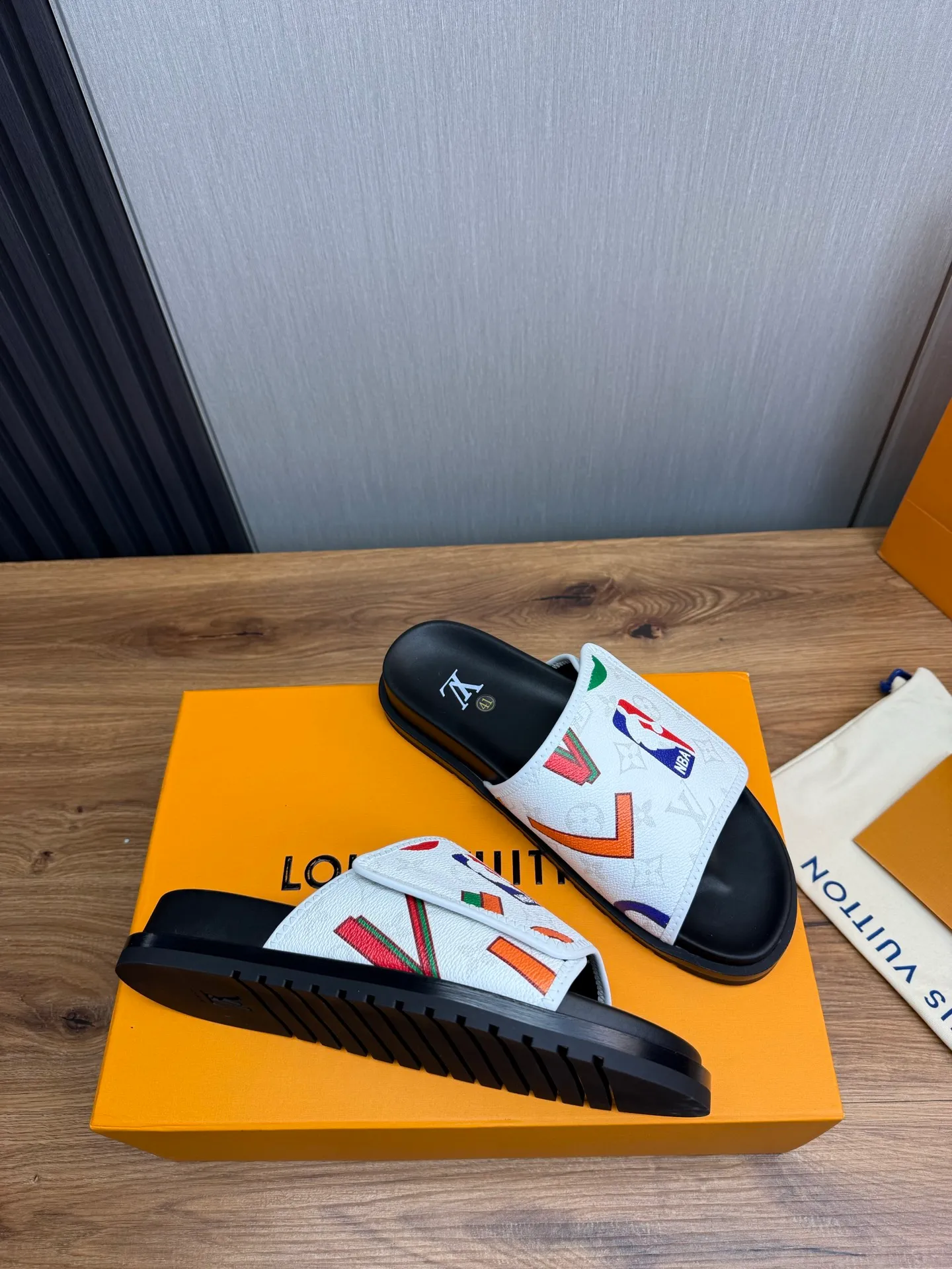 Men's shoes 💰320💰 Lv. hot selling men's slippers 🔥 🩴Official website one to one production 38-45 sizes 45 46 🉑️Customized!